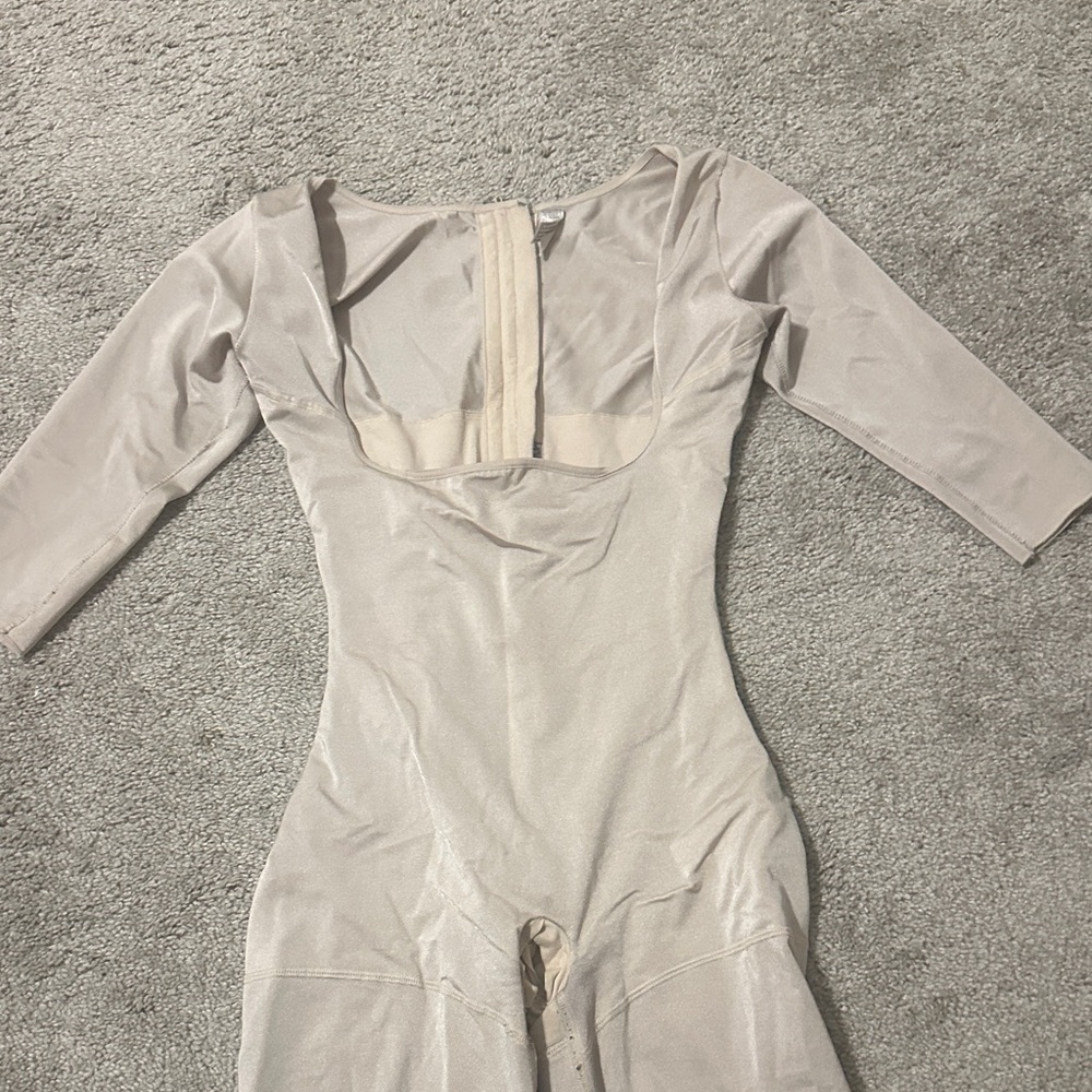 Elegant Beige Long Sleeve Faja